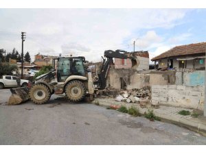 AKDENİZ’DE TEHLİKE SAÇAN METRUK YAPILAR YIKILIYOR