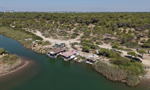 SAHİLKONDU VE BARAKALARIN LAĞIMLARI, NEHİRİ VE DENİZİ KİRLETİYOR