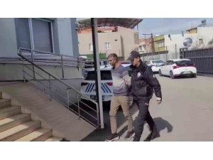 YÜREĞİR’DE 3 FİRARİ HÜKÜMLÜ GEZERKEN YAKALANDI