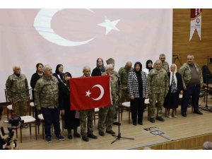 YILLAR SONRA YENİDEN KAMUFLAJ GİYEN YAŞLILAR, ŞİİR OKUYUP DUYGU DOLU ANLAR YAŞADILAR