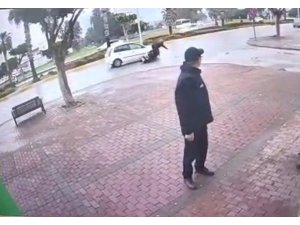 ELEKTRİKLİ BİSİKLET SÜRÜCÜSÜNÜ YOLA SAVURAN KAZA KAMERADA