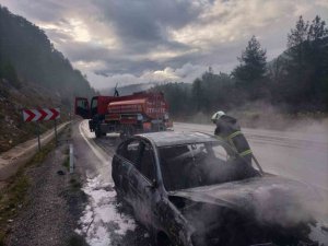 SEYİR HALİNDEYKEN YANAN ARAÇ KULLANILMAZ HALE GELDİ