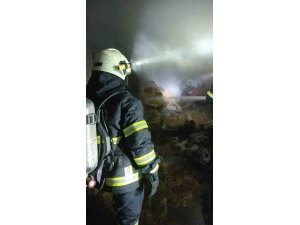 BURDUR’DA EVİN ALTINDA BULUNAN SAMAN BALYALARI YANDI