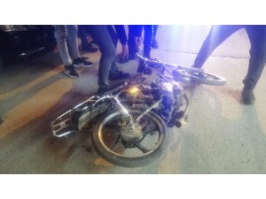 14 YAŞINDAKİ MOTOSİKLET SÜRÜCÜSÜNÜN AKROBASİ TUTKUSU KAZAYA NEDEN OLDU: 2 YARALI