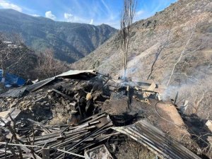 FEKE’DE MÜSTAKİL EV YANGINDA KULLANILAMAZ HALE GELDİ