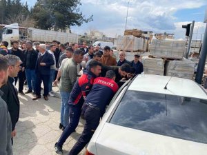 OSMANİYE’DE OTOMOBİL İNŞAAT MALZEMELERİNE ÇARPTI: 2’Sİ AĞIR 3 YARALI