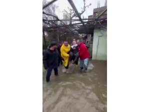 SULARIN YÜKSELDİĞİ EVİNDE MAHSUR KALAN FELÇLİ ADAMIN YARDIMINA KIZILAY EKİPLERİ YETİŞTİ