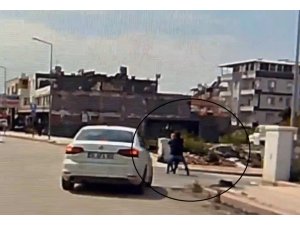 KALDIRIMDA YÜRÜYEN KADININ BOYNUNDAKİ KOLYEYİ ÇALARAK KAÇTI