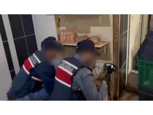 DEKORATİF RAFIN ARKASINDAKİ GİZLİ DEPODA 558 LİTRE SAHTE İÇKİ ELE GEÇİRİLDİ
