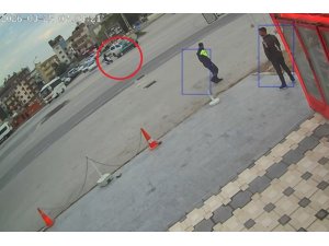 OTOMOBİLLE ÇARPIŞAN MOTOSİKLETLİ HAVADA TAKLA ATTI