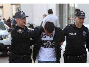 AYAĞIYLA ARAÇ SÜRDÜ: EV HAPSİ VE HER TÜRLÜ MOTORLU ARAÇ KULLANMAMA CEZASI ALDI