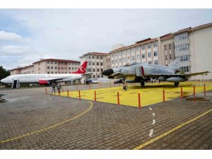 BAHÇESİNDE BOEİNG 737 EĞİTİM UÇAĞI VE F-4 PHANTOM İLE GELECEĞİN HAVACILARINI YETİŞTİREN LİSE