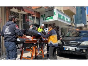 GERİ MANEVRA SIRASINDA KALDIRIMDA OTURAN YAŞLI KADINA ÇARPAN SÜRÜCÜYE ’NEDEN ÇARPTIN’ SİTEMİ