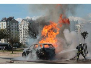 ALEV TOPUNA DÖNEN ARAÇTAN KEDİSİYLE BİRLİKTE SON ANDA ÇIKTI: SAHİBİNİN OMUZUNDAN BİR AN OLSUN AYRILMADI