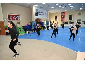 KADINLAR ZUMBA İLE HEM SPOR YAPIYOR HEM SOSYALLEŞİYOR