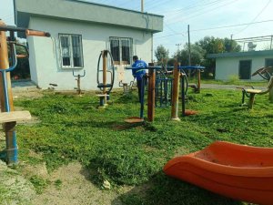 AKDENİZ’DE BAHAR TEMİZLİĞİ: PARKLAR YAZA HAZIRLANIYOR