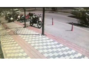 BİSİKLETLİ VATANDAŞIN CEBİNDEN PARALAR YOLA SAÇILDI, DUYARLI ESNAF TOPLAYIP SAHİBİNİ BEKLEMEYE BAŞLADI