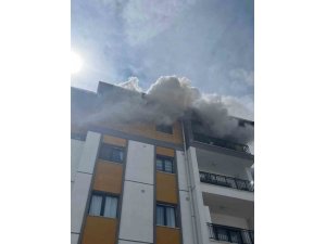 ANTAKYA’DA ALEVLERE TESLİM OLAN EV KULLANILMAZ HALE GELDİ