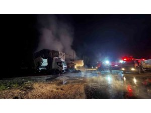 AĞIR VASITA SERVİSİNDE YANGIN ÇIKTI: 2 ÇEKİCİ, 1 KAMYON ZARAR GÖRDÜ