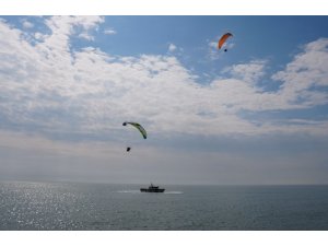DENİZDEN SAHİL GÜVENLİK, HAVADAN PARAMOTORLAR DESTEK VERDİ, ÖĞRENCİLER SUYUN ÖNEMİNE DİKKAT ÇEKTİ