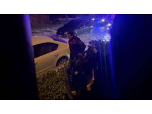 ŞİDDETLİ YAĞIŞ SELE DÖNDÜ, ARAÇLARINDA MAHSUR KALAN VATANDAŞLARI İTFAİYE KURTARDI