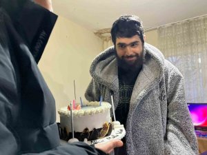 EVDEN ÇIKMAYAN TELEFON BAĞIMLISI GENÇ 25. YAŞINA BİLGİSAYAR BAŞINDA GİRDİ