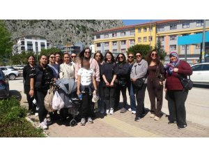 VELİLER ÖĞRENCİYİ DARP ETTİĞİ İDDİA EDİLEN ÖĞRETMENE DESTEK İÇİN OKUL ÖNÜNDE TOPLANDILAR