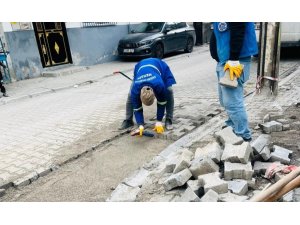 AKDENİZ’DE YOL VE KALDIRIMLAR YENİLENİYOR