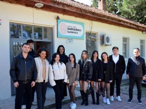 ÜNİVERSİTE ÖĞRENCİLERİ İLKOKULUN KAPILARINI BOYADI