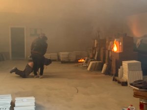 MAAŞINI ALAMADIĞI İDDİASIYLA İŞ YERİNİ ATEŞE VERDİ