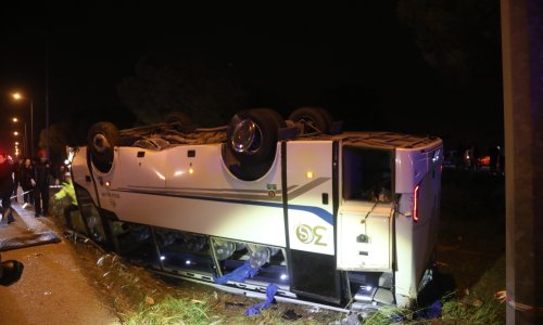 SERVİS DEVRİLDİ; 16 İNFAZ KORUMA MEMURU YARALI