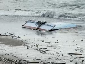 KAYALIKLARA ÇARPAN TEKNE PARÇALANDI