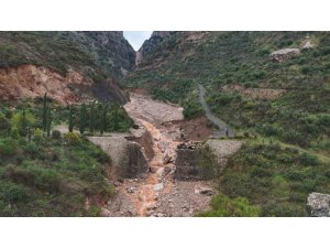 AŞIRI YAĞIŞLA BİRLİKTE DERENİN ARTAN DEBİSİ KÖPRÜYÜ YIKTI, YOLDA ÇÖKMEYE NEDEN OLDU