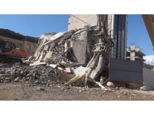 İŞ MAKİNASININ KOLONA SON DOKUNUŞU 7 KATLI BİNAYI YERLE BİR ETTİ