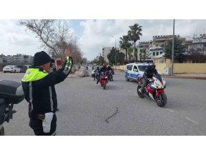 MESLEĞİNDE 32 YILI GERİDE BIRAKARAK EMEKLİ OLAN TRAFİK POLİSİNİN SON GÖREVİNDE MOTOSİKLETLİLERDEN SÜRPRİZ