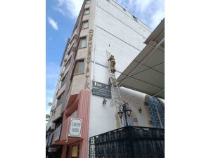 İSKENDERUN’DA İPE DOLANAN KUŞ KURTARILDI