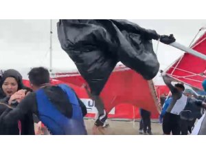 SALDA DUATLONU TÜRKİYE KUPASI’NDA ŞİDDETLİ RÜZGAR ÇADIR VE BARİYERLERİ UÇURDU, O ANLAR KAMERALARA YANSIDI