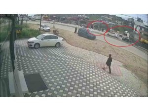 KARŞIDAN KARŞIYA GEÇMEK İSTEYEN ÖĞRENCİLERE ÇARPMAMAK İÇİN SOLA MANEVRA YAPAN İŞ MAKİNESİ YÜKLÜ TIR SÜRÜCÜSÜNÜN FACİAYI ÖNLEDİĞİ ANLAR KAMERADA