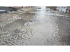 ADANA’DA İÇME SUYU BORUSU PATLADI, CADDE GÖLE DÖNDÜ