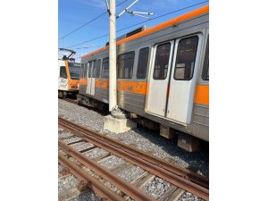 ADANA’DA RAYDAN ÇIKAN METRO VAGONU DİREĞE ÇARPTI