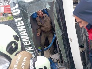 SAMANDAĞ’DA DEVRİLEN TIRIN SÜRÜCÜSÜ YARALANDI