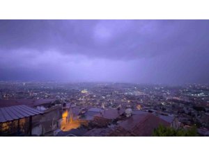 ŞİMŞEKLERİN GECEYİ AYDINLATTIĞI HATAY’DA DOLU YAĞIŞI YOLLARI GÖLE ÇEVİRDİ