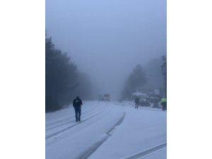 OSMANİYE’DE DOLU YAĞIŞI YOLLARI BEYAZA BÜRÜDÜ