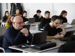 BÜYÜKŞEHİR’DEN TEKNOLOJİ MERAKLISI GENÇLERE YAPAY ZEKA EĞİTİMİ