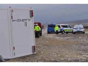 ALMAN TURİSTİN KULLANDIĞI KARAVANLA OTOMOBİL ÇARPIŞTI: 1’İ AĞIR 3 YARALI