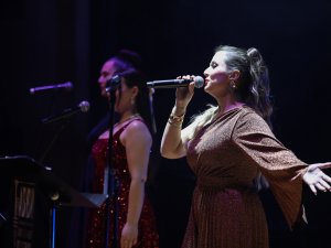 SEZEN AKSU ŞARKILARI KONSERİ BÜYÜK BEĞENİ TOPLADI