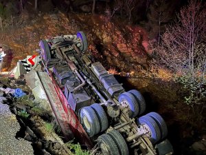 KAMYON ŞARAMPOLE DEVRİLDİ: 1 ÖLÜ, 1 YARALI