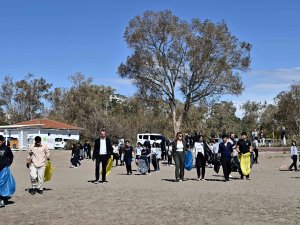 LARA SAHİLİ'NDE ÖĞRENCİLERDEN TEMİZLİK