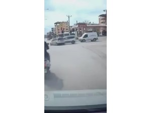 HATAY’DA HAFİF TİCARİ ARAÇ İLE OTOMOBİLİN ÇARPIŞTIĞI ANLAR KAMERADA