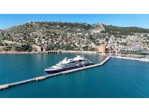 ALANYA’YA FRANSIZ BAYRAKLI KRUVAZİYER DEMİR ATTI